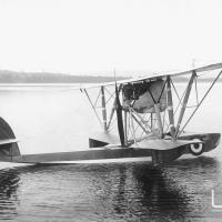 Vista laterale dell'idrovolante Macchi M.5 sul lago di Varese.